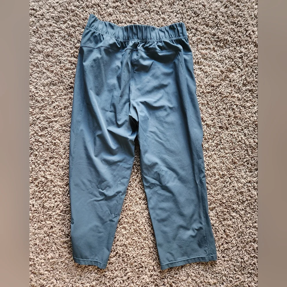Lululemon cropped size 4 has pockets Belgian Blue